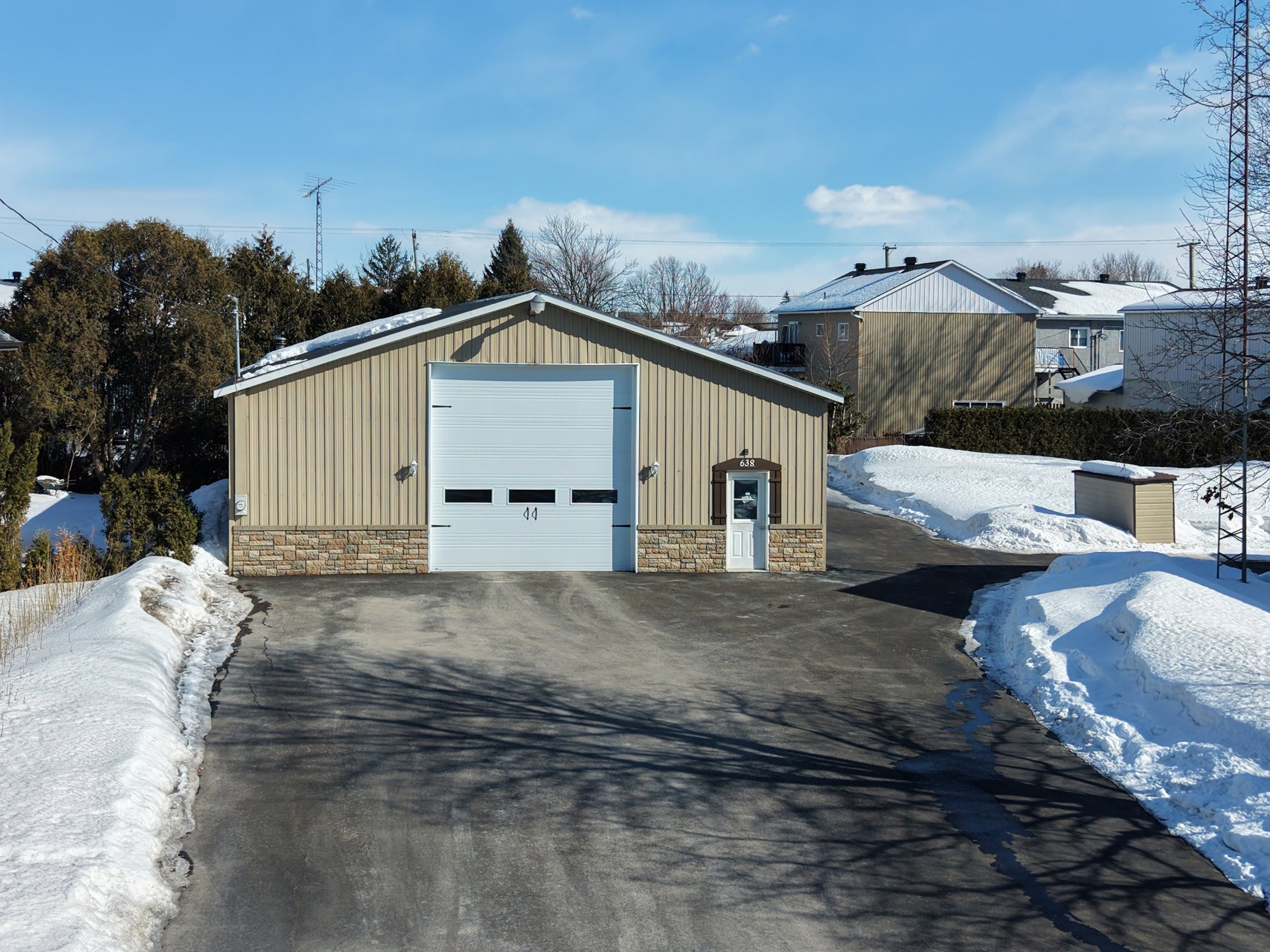 Vendu avec ce garage 135000$ voir mls 18606856