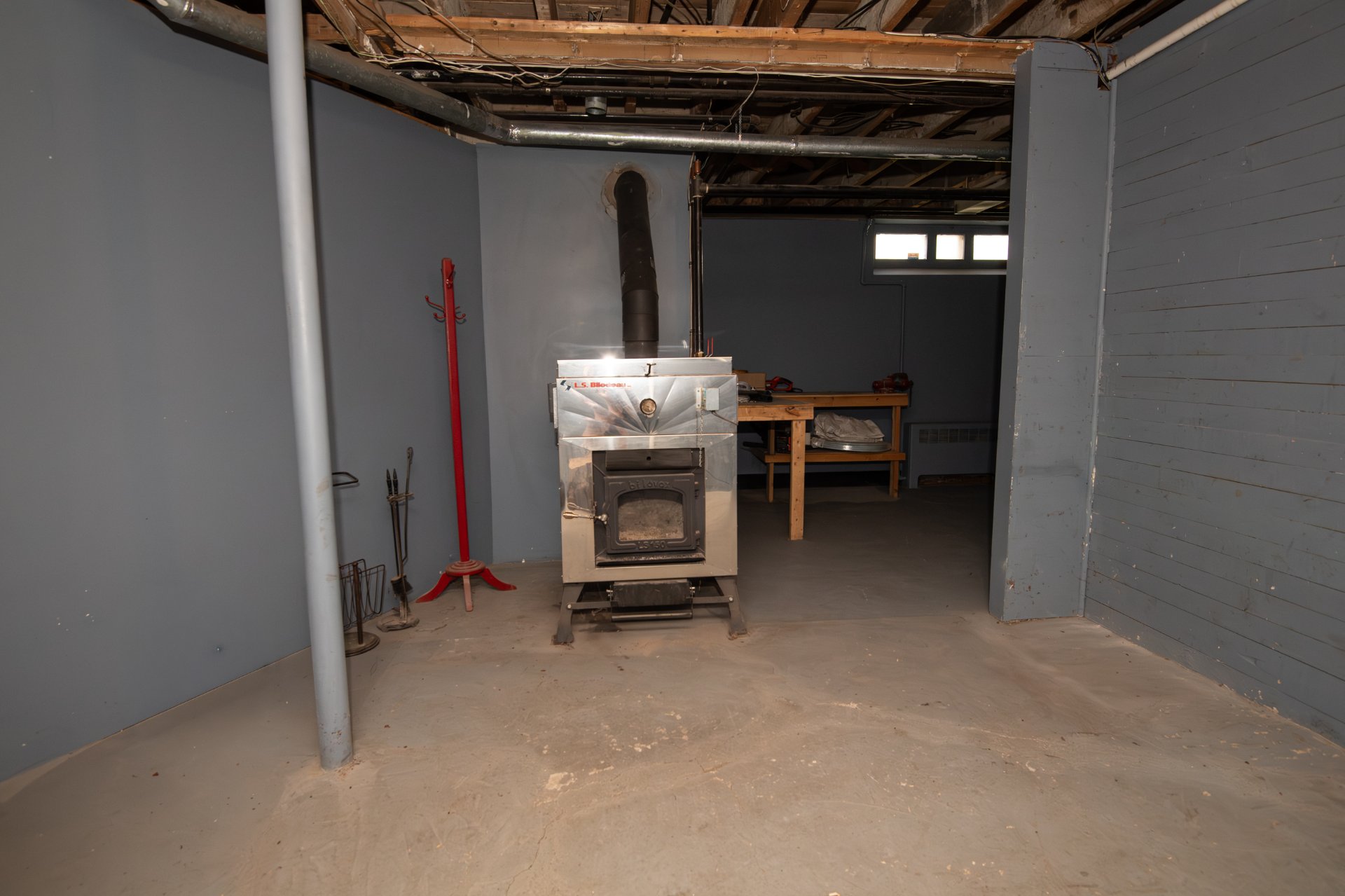 Chaudière au bois avec espace pour ranger le bois