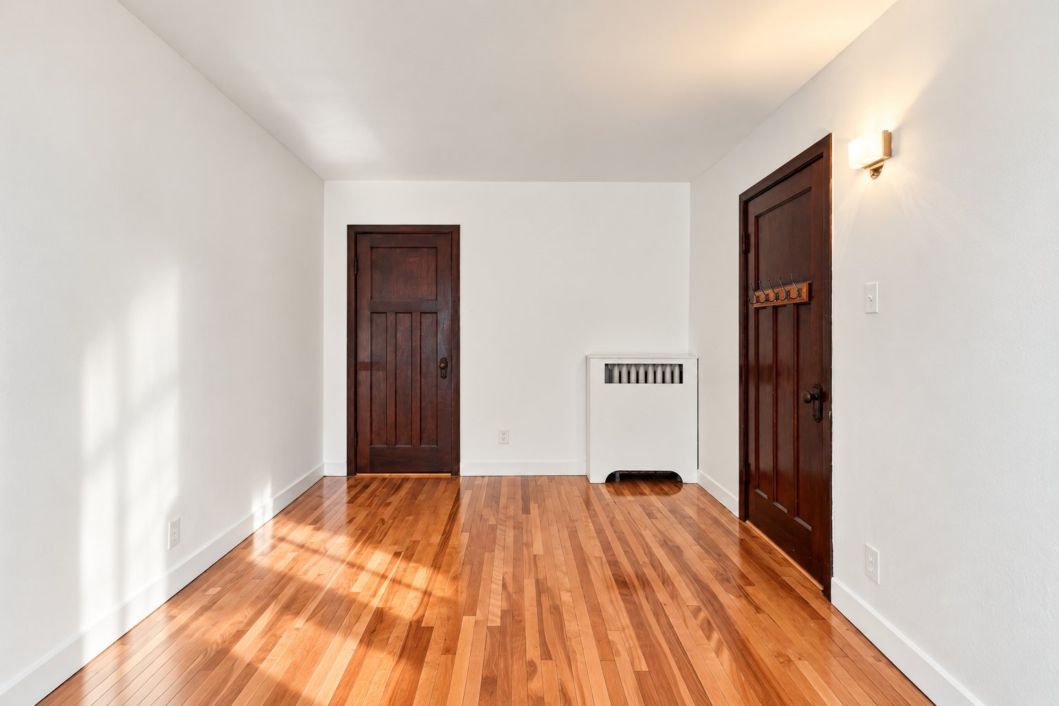 6579 (ground): bedroom, woodwork