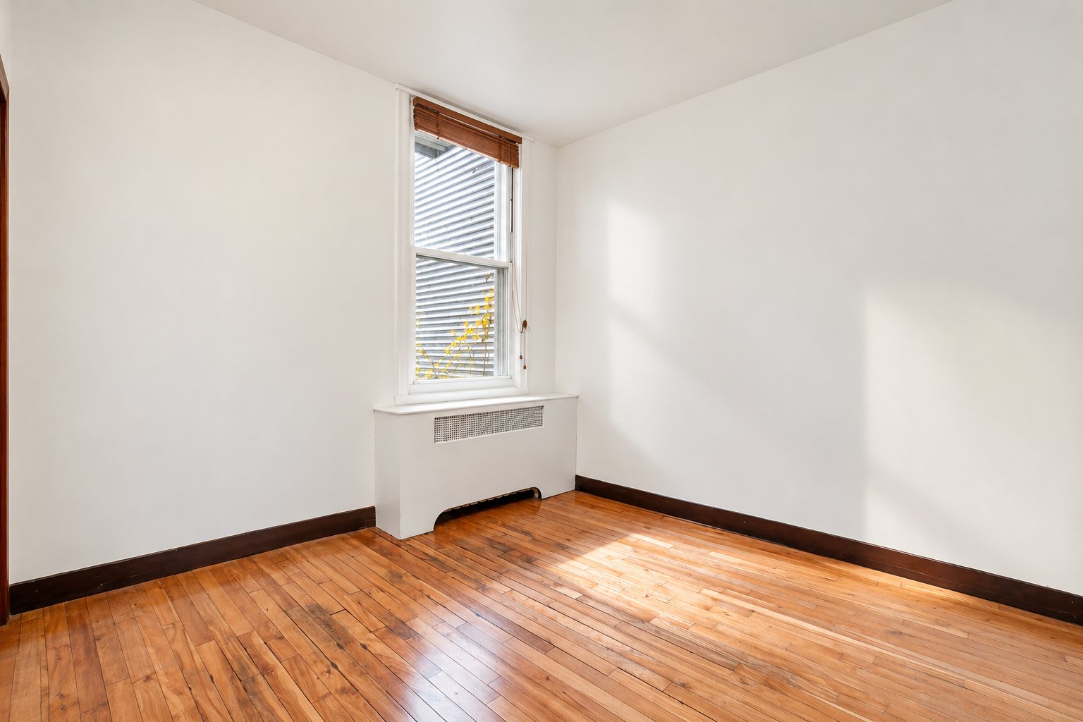 6579 (RDC) : chambre, bois franc