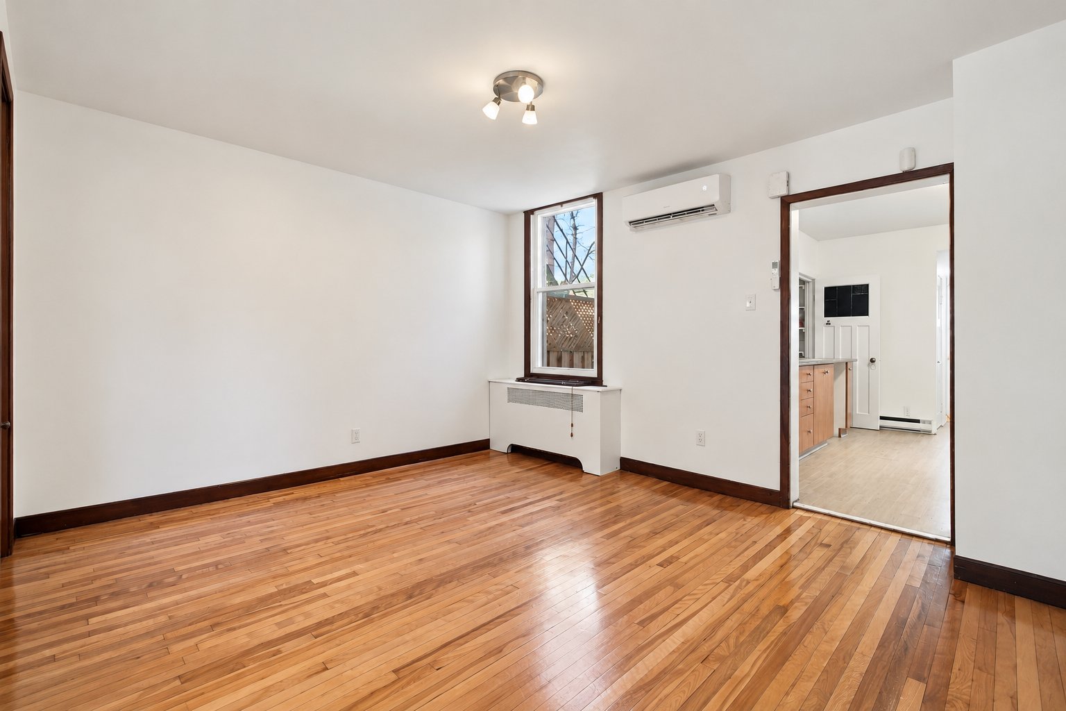 6579 (ground): bedroom, hardwood floor
