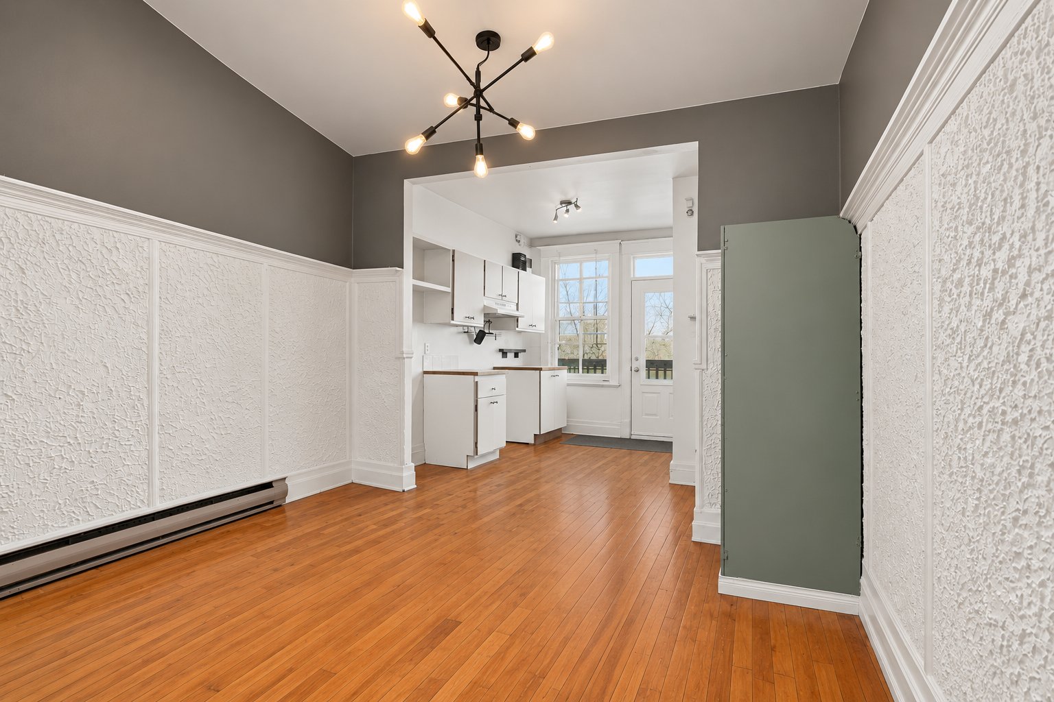 6583 (3rd): dining room toward kitchen