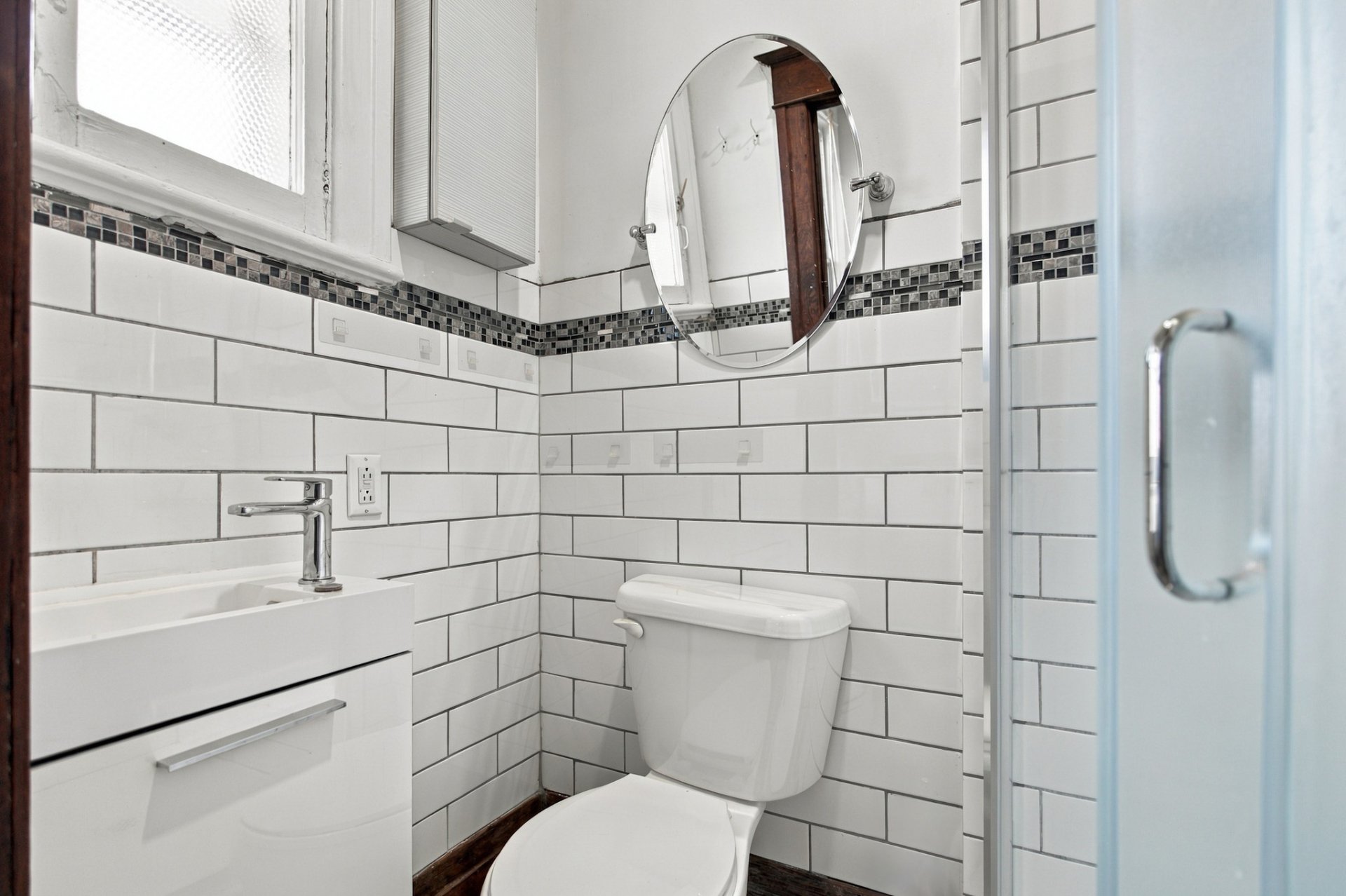6583 (3e) : salle de bains, douche vitrée