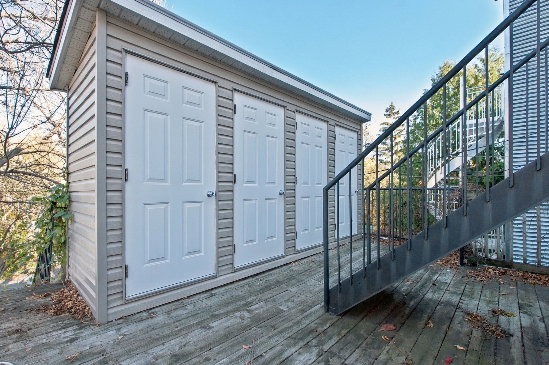 Terrace on ground-floor roof, 4 storage units