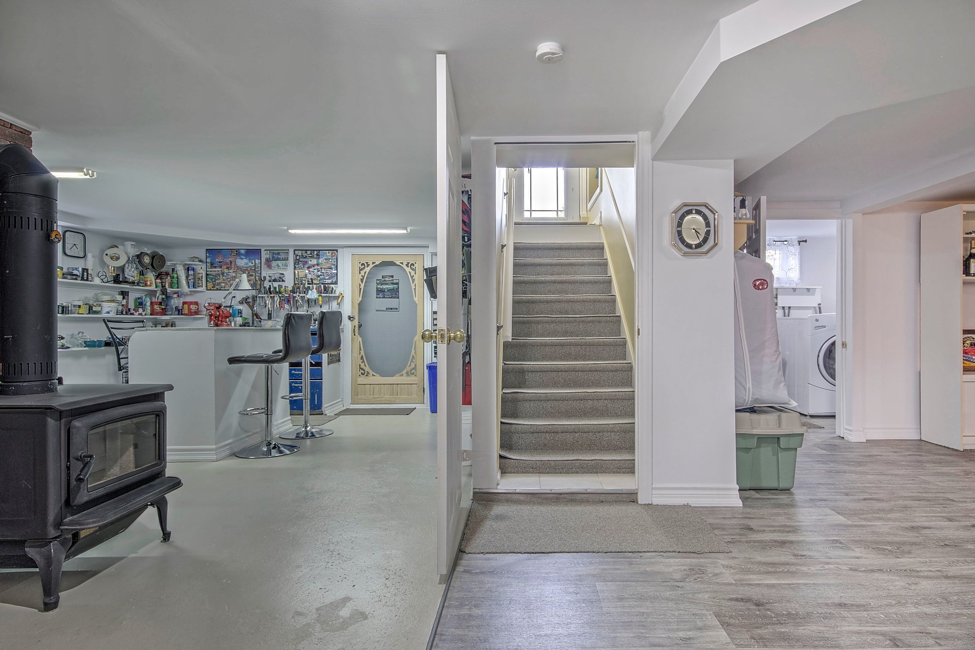 Atelier au fond à gauche