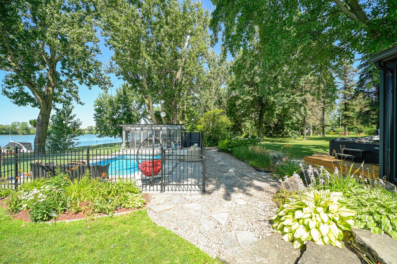 Coin piscine paysagé