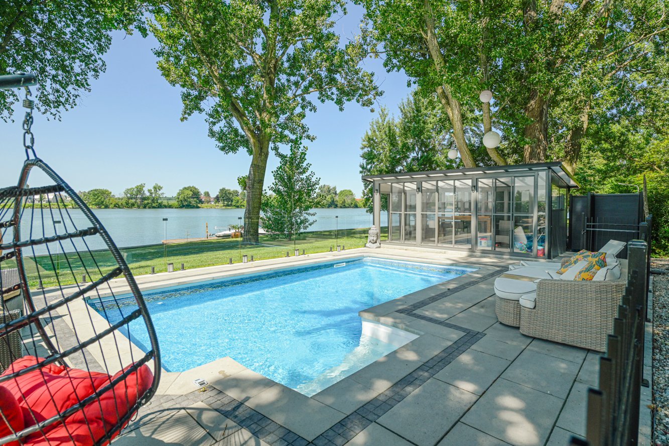 Pool house pratique avec section douche extérieure