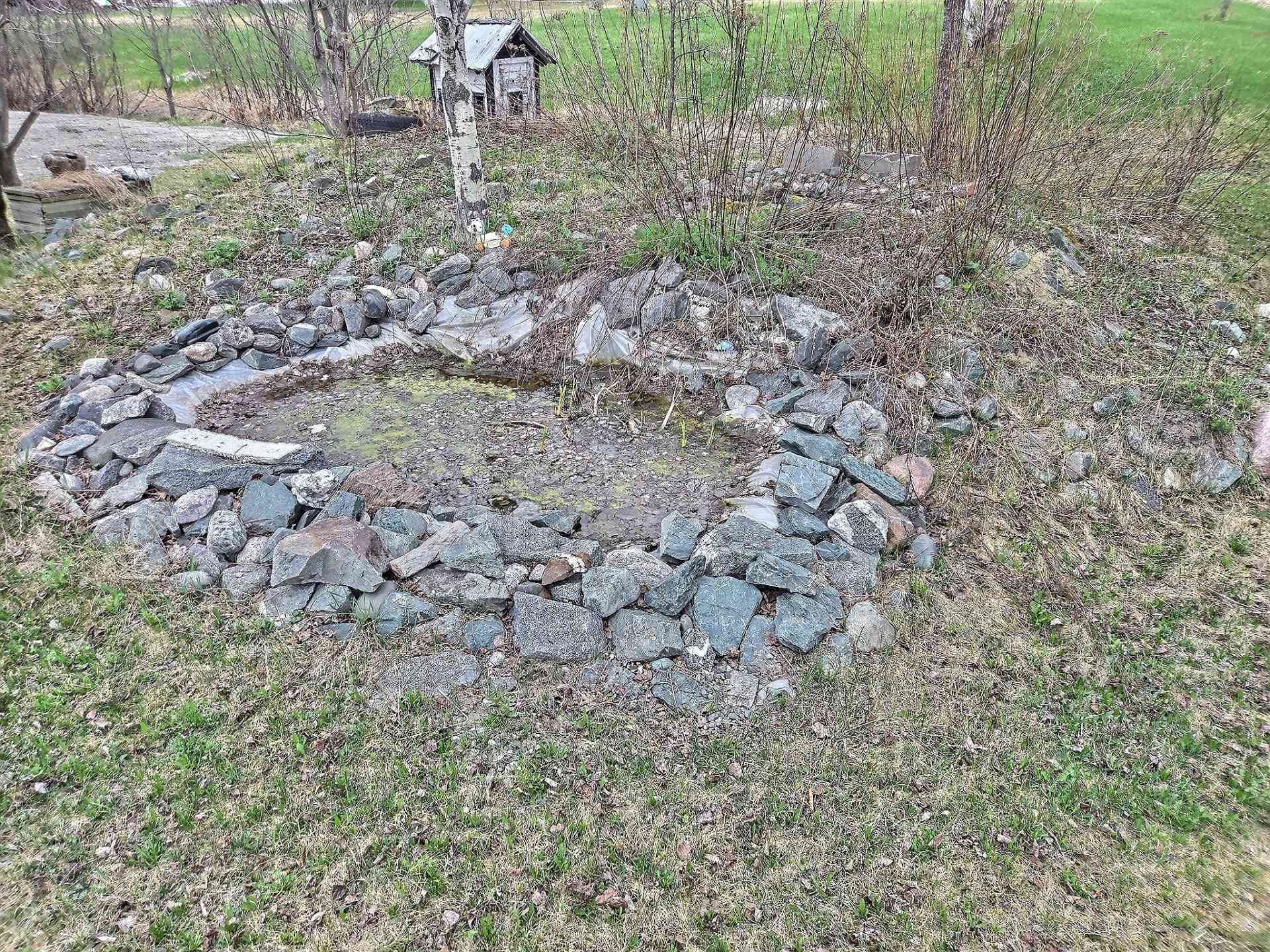 Bassin à poissons avec chute artificel