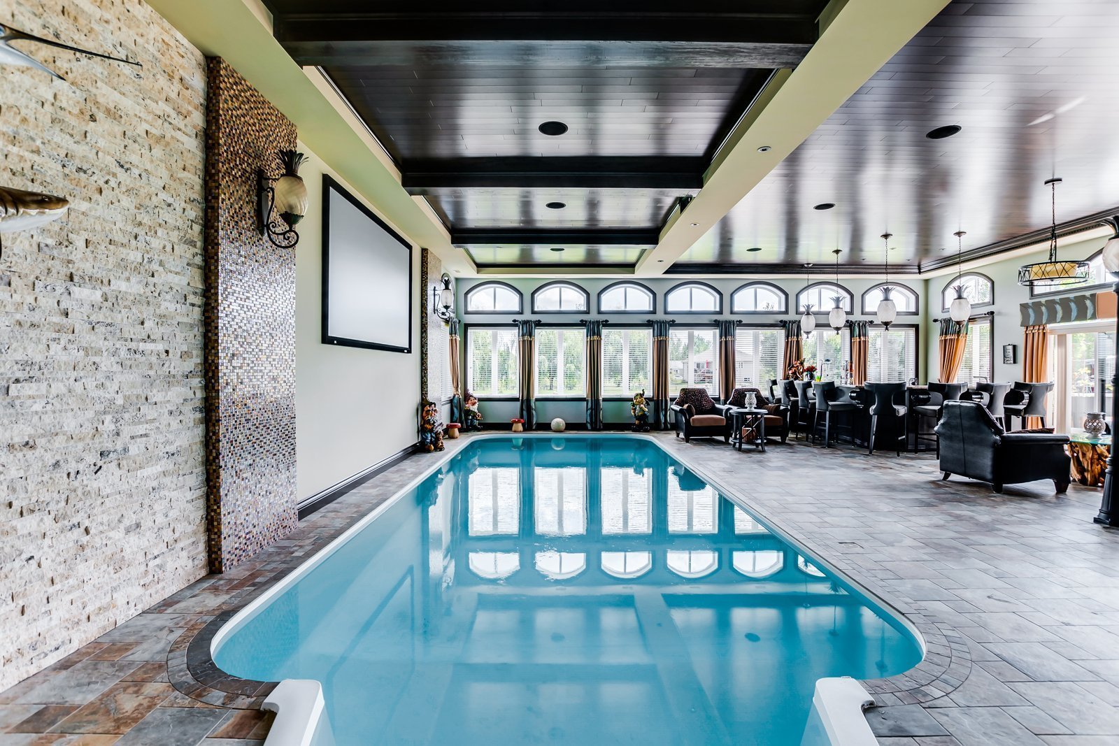 Piscine creusée intérieure chauffée
