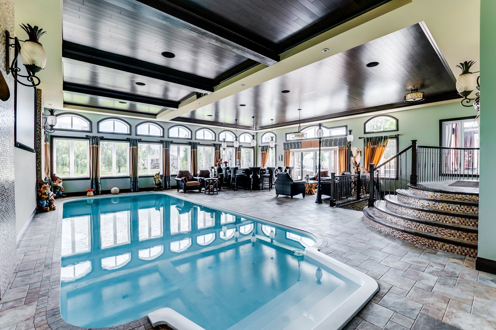 Piscine creusée intérieure chauffée