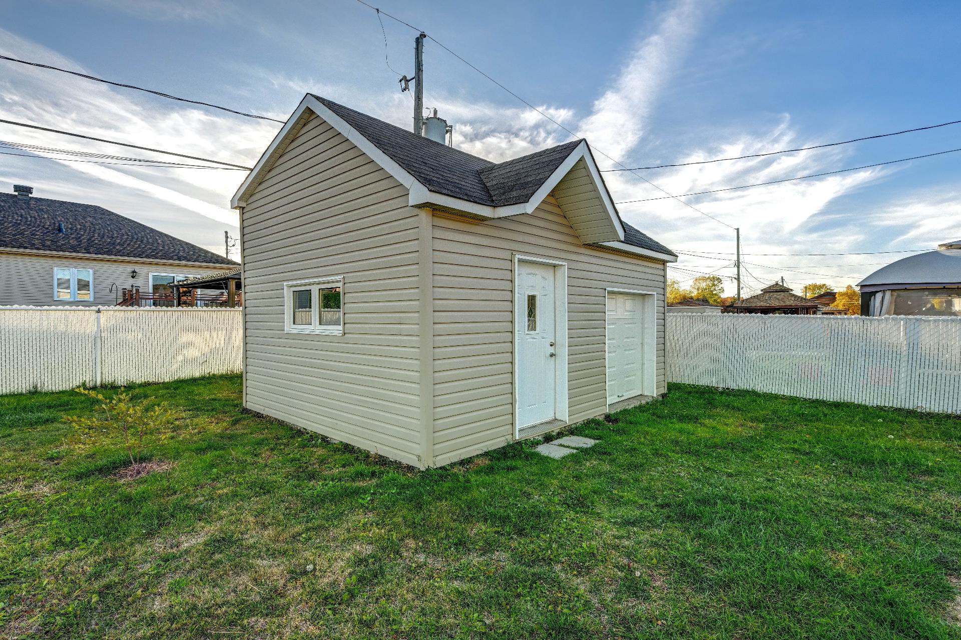 grande remise (16 x 12 x 14.5, avec mezzanine)