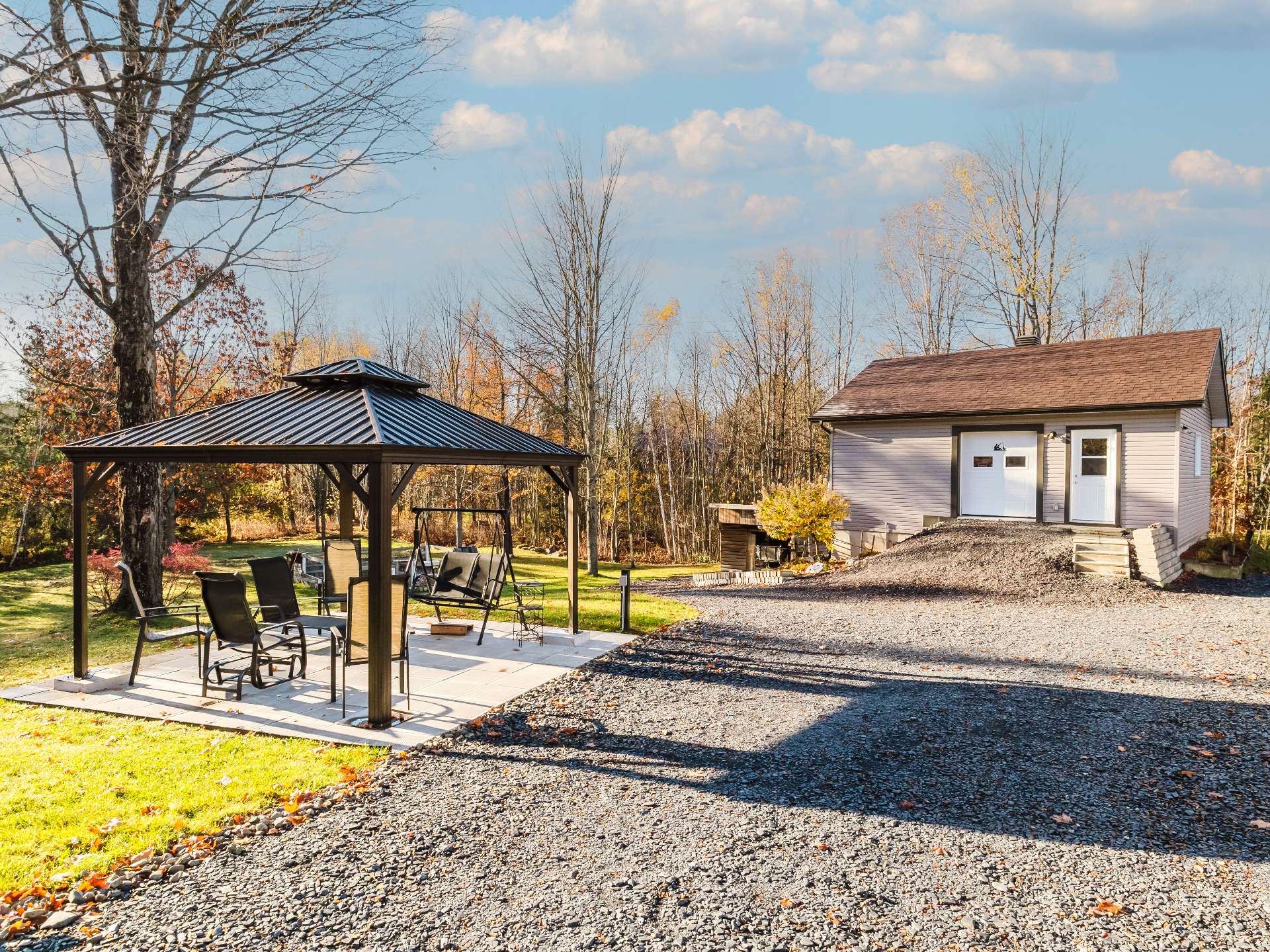 Deux niveaux, isolé avec salle d'eau