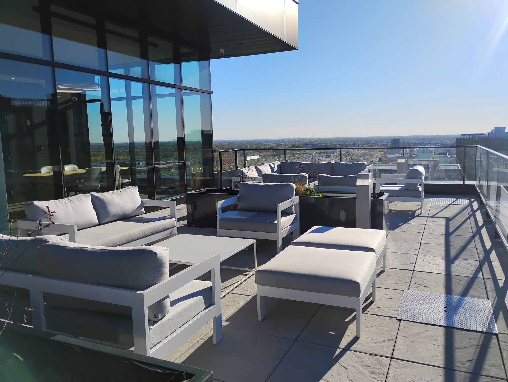 Terrasse sur le toit avec divans