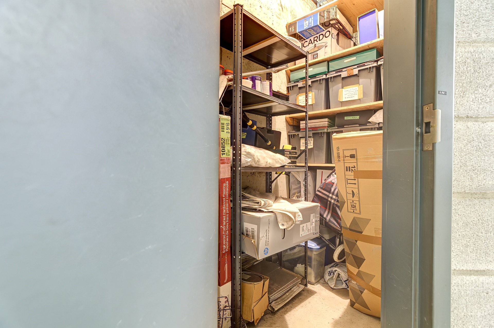 Adjacent à l'espace de stationnement