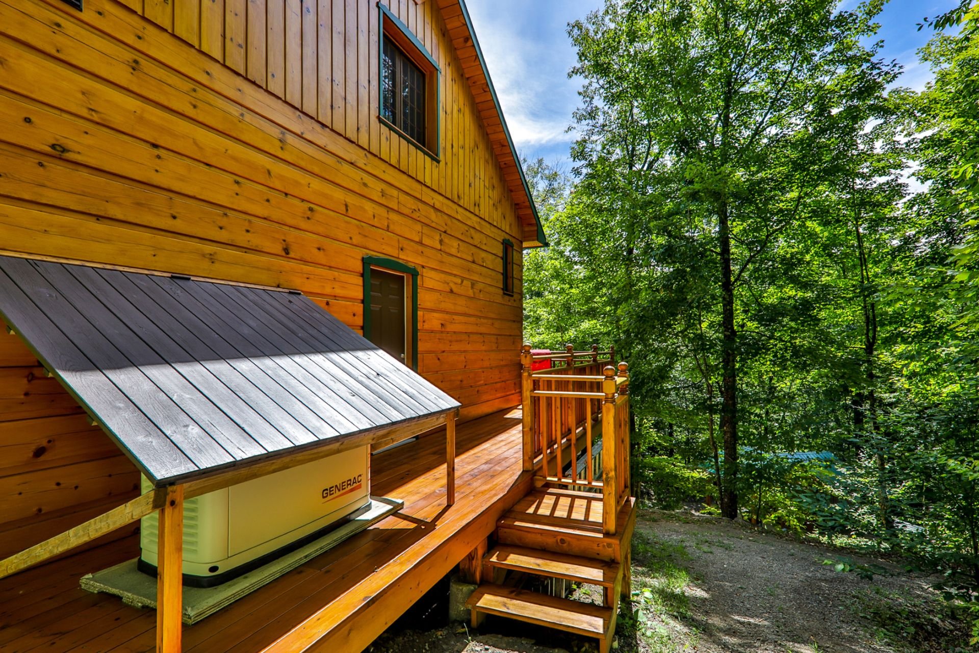 Derrière le garage + génératrice Generac