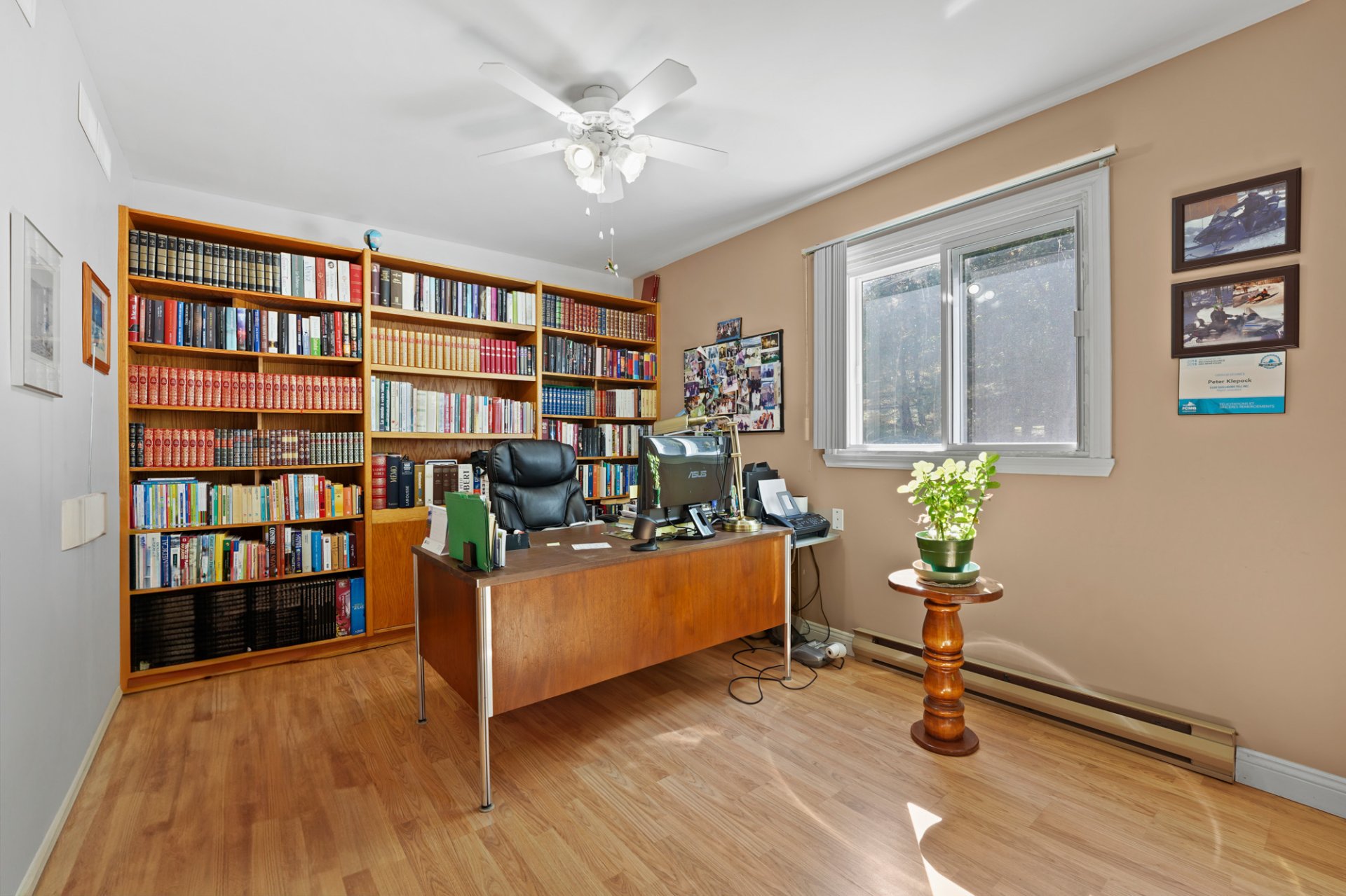 Chambre au rez-de-chaussée actuellement bureau