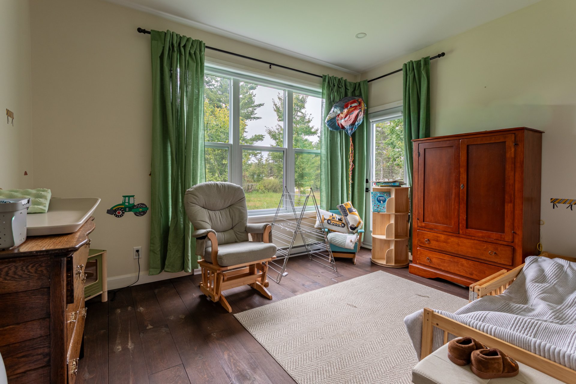 Chambre ou bureau, porte extérieur.