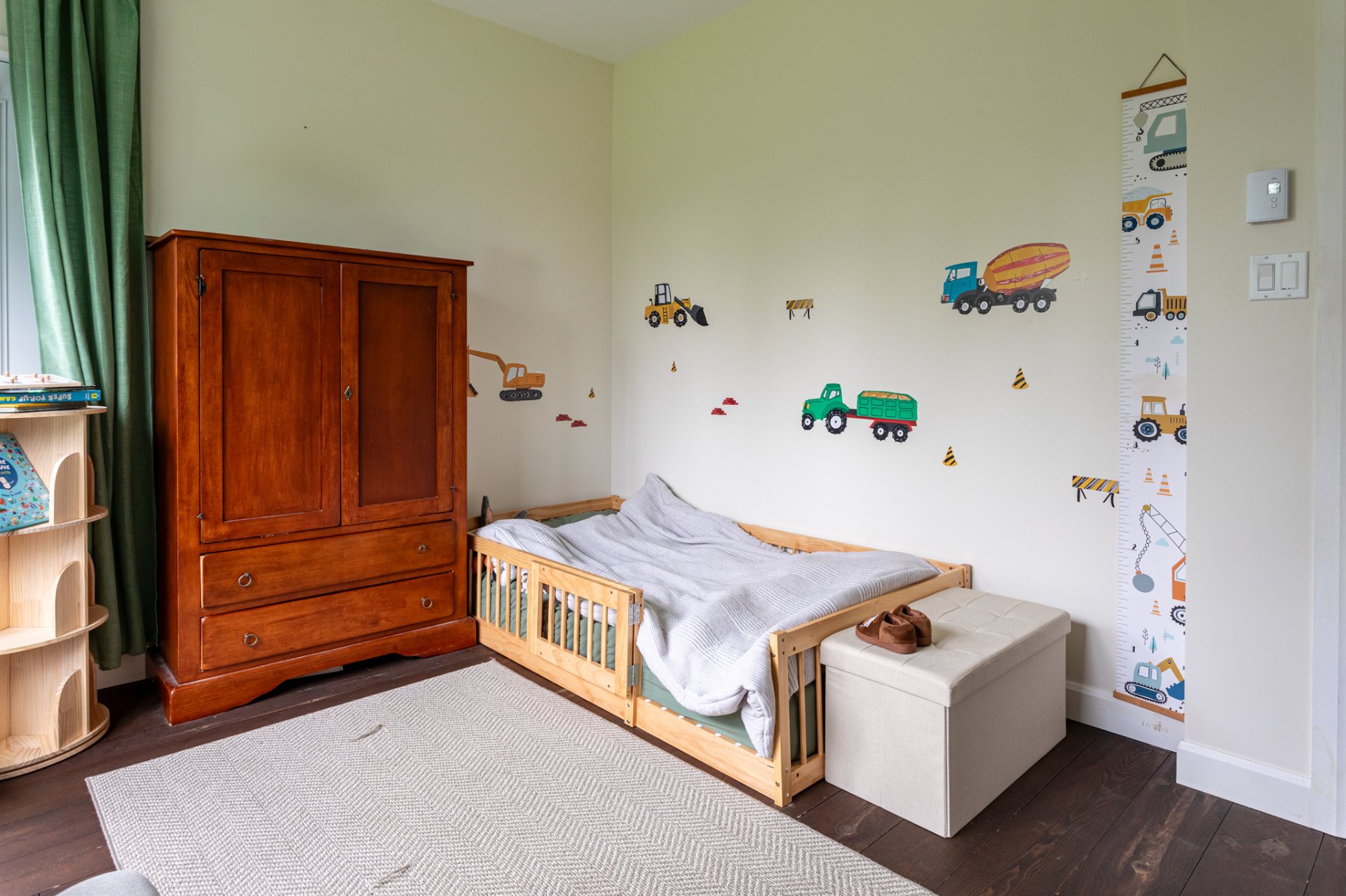 Chambre ou bureau, porte extérieur.