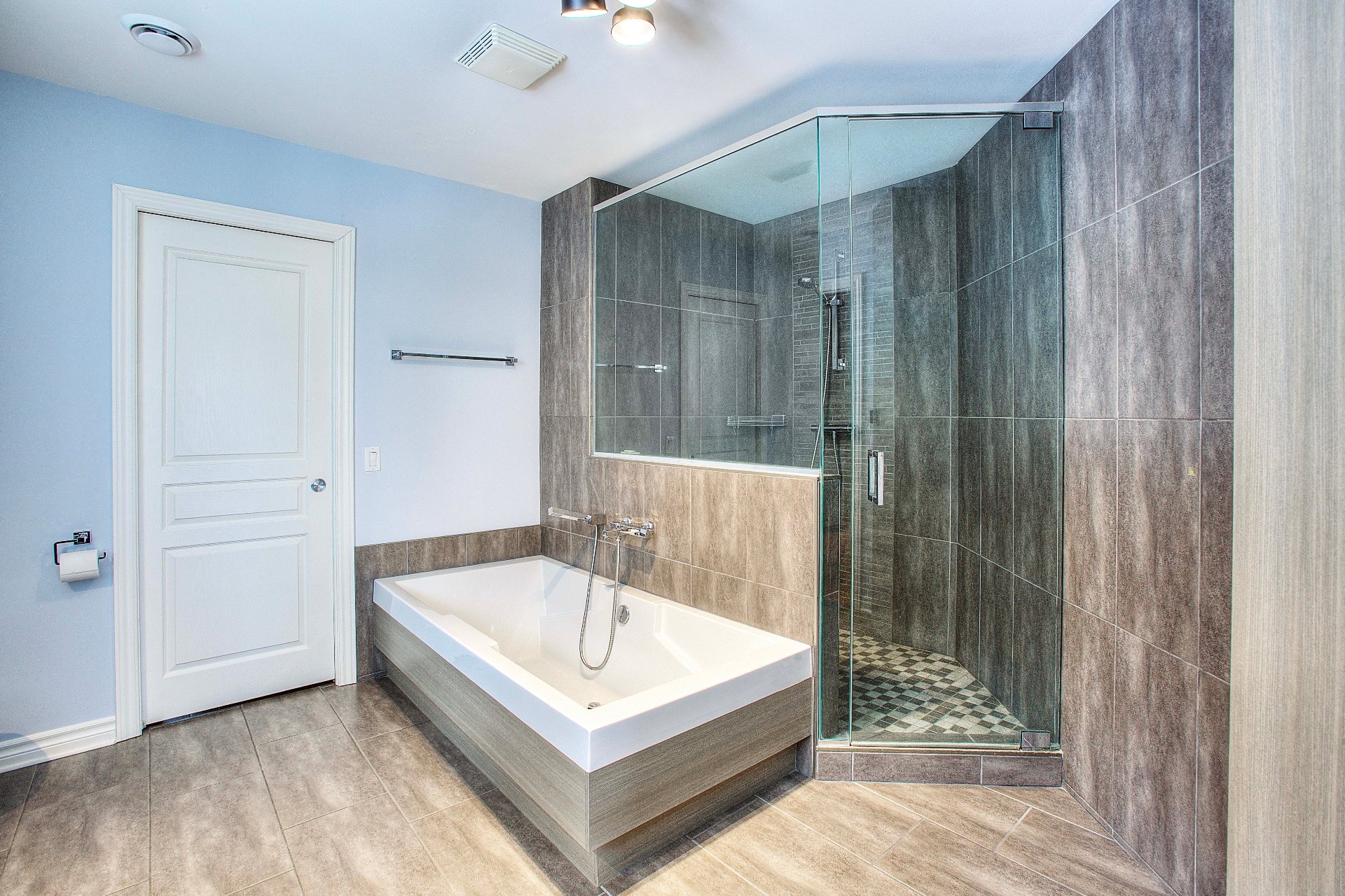 Salle de bains attenante à la CCP