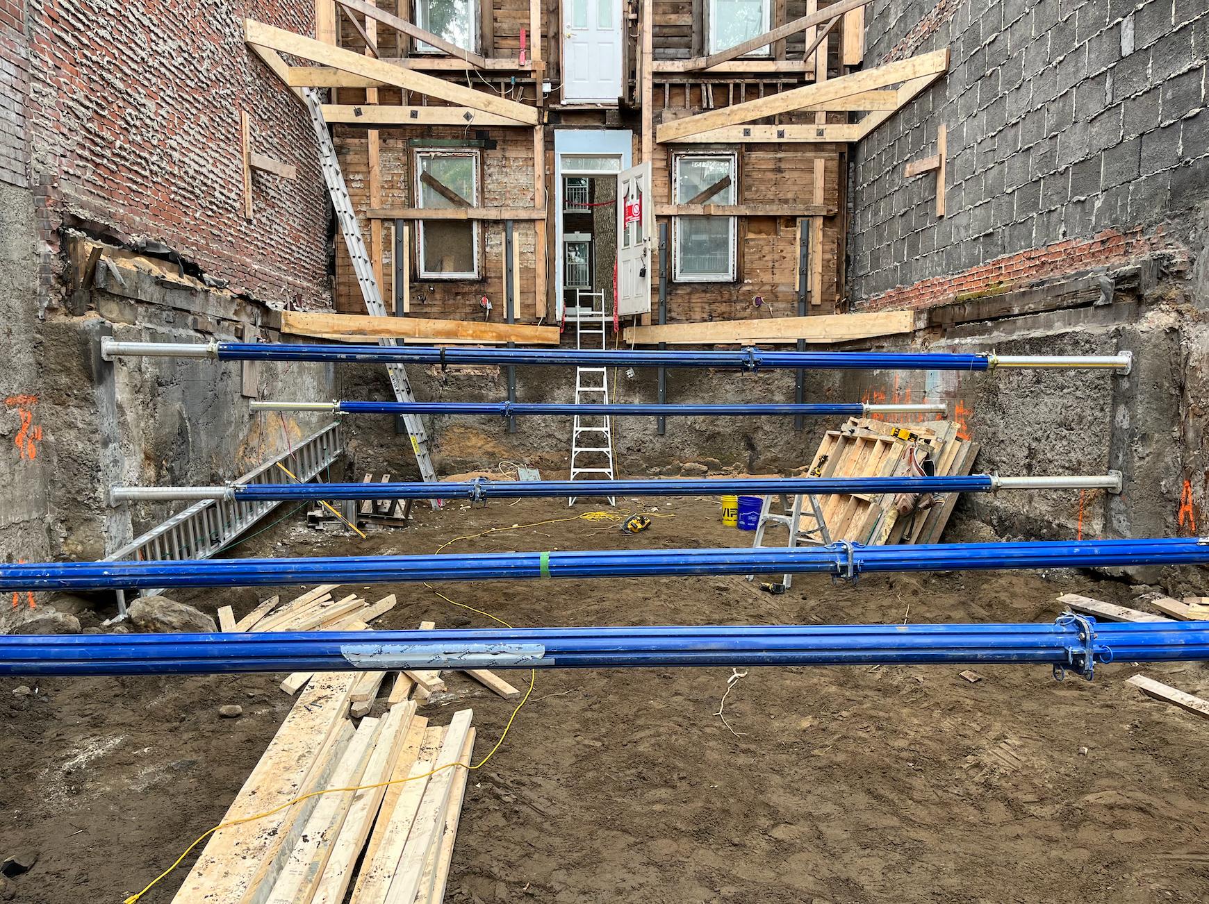 Immeuble déjà démoli à 90%, excavation 70%