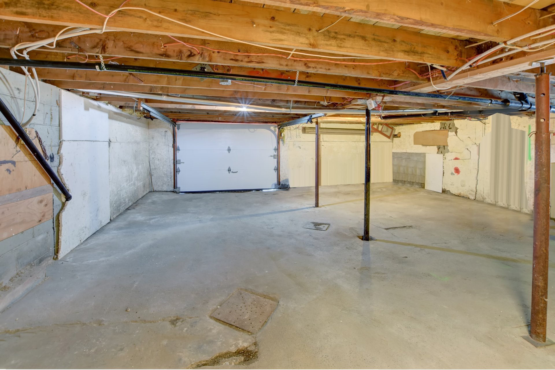 Rangement avec porte garage hauteur de 6 pieds.