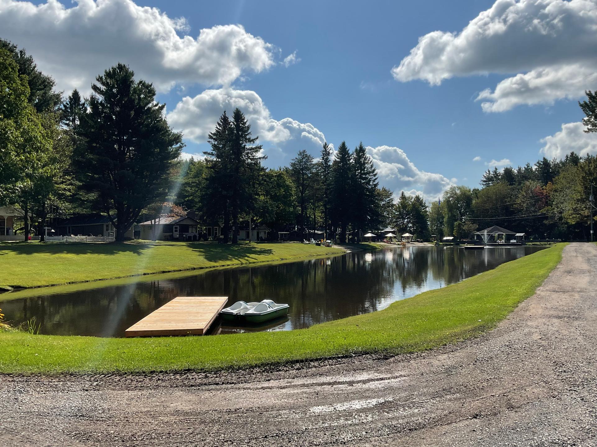 Lac Raymond quai pédalo