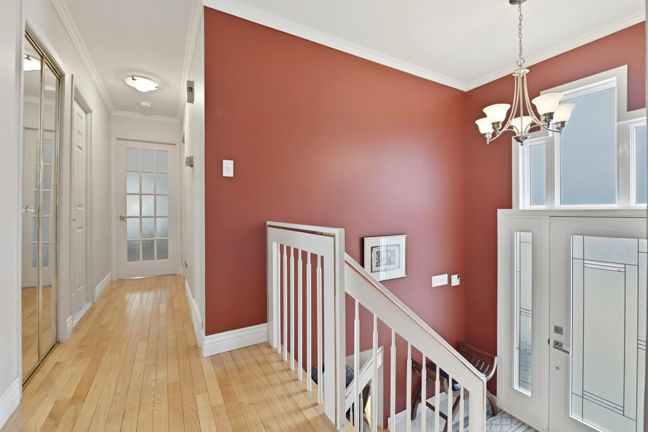 Entrée de type split, plancher de céramique