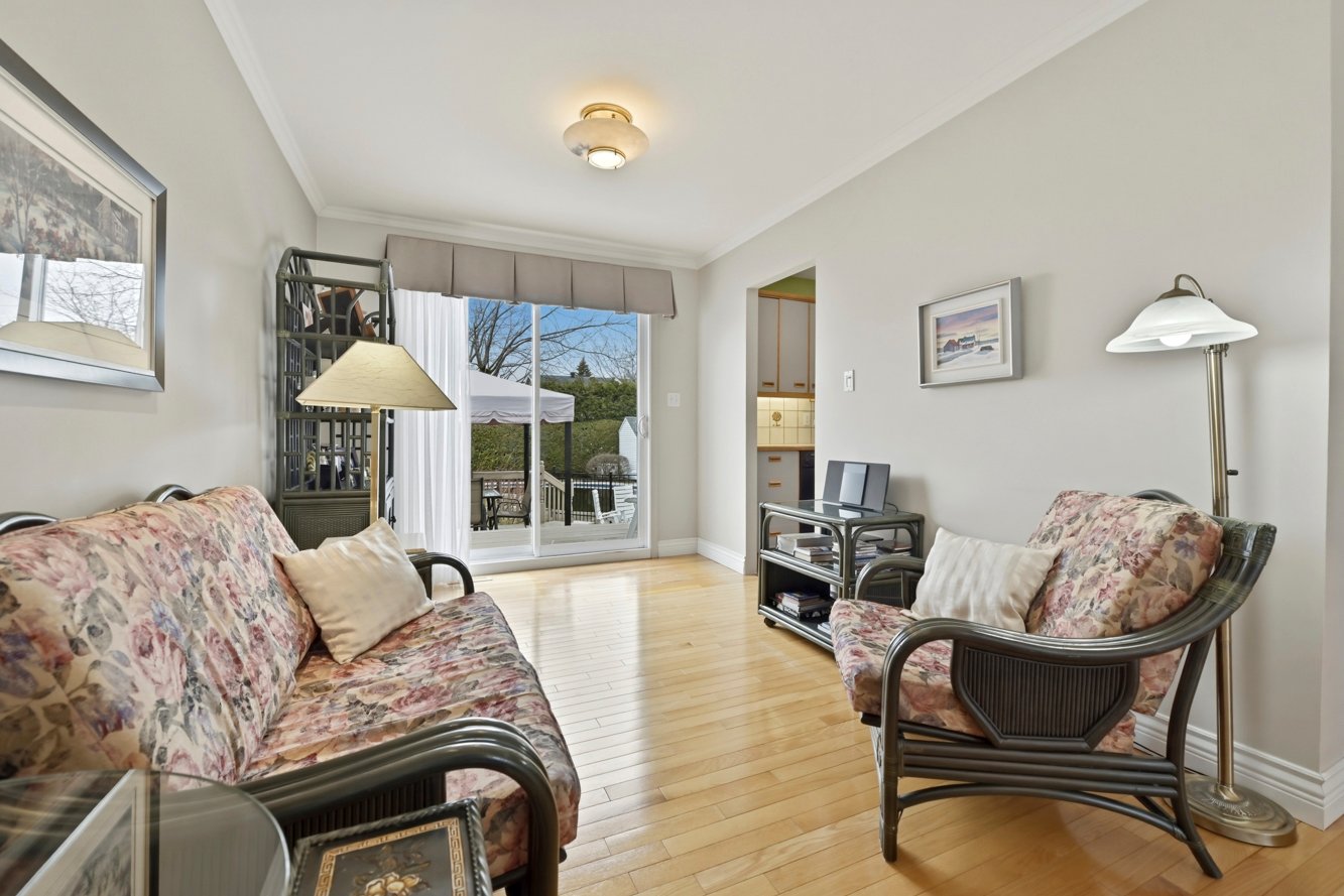 Porte-patio menant à la grande terrasse extérieure