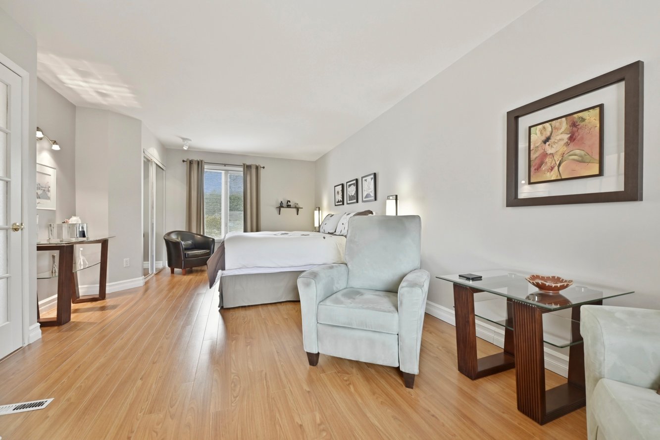 2 garde-robes à la chambre