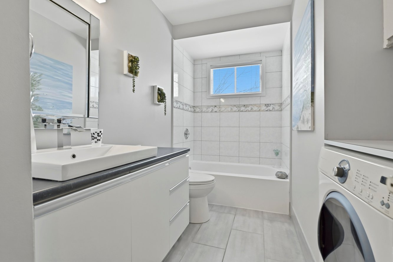 Bain-douche en céramique, rangement à la vanité