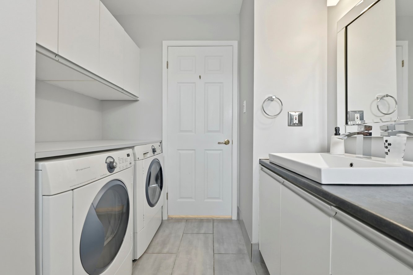 Espace laveuse & sécheuse avec rangement pratique