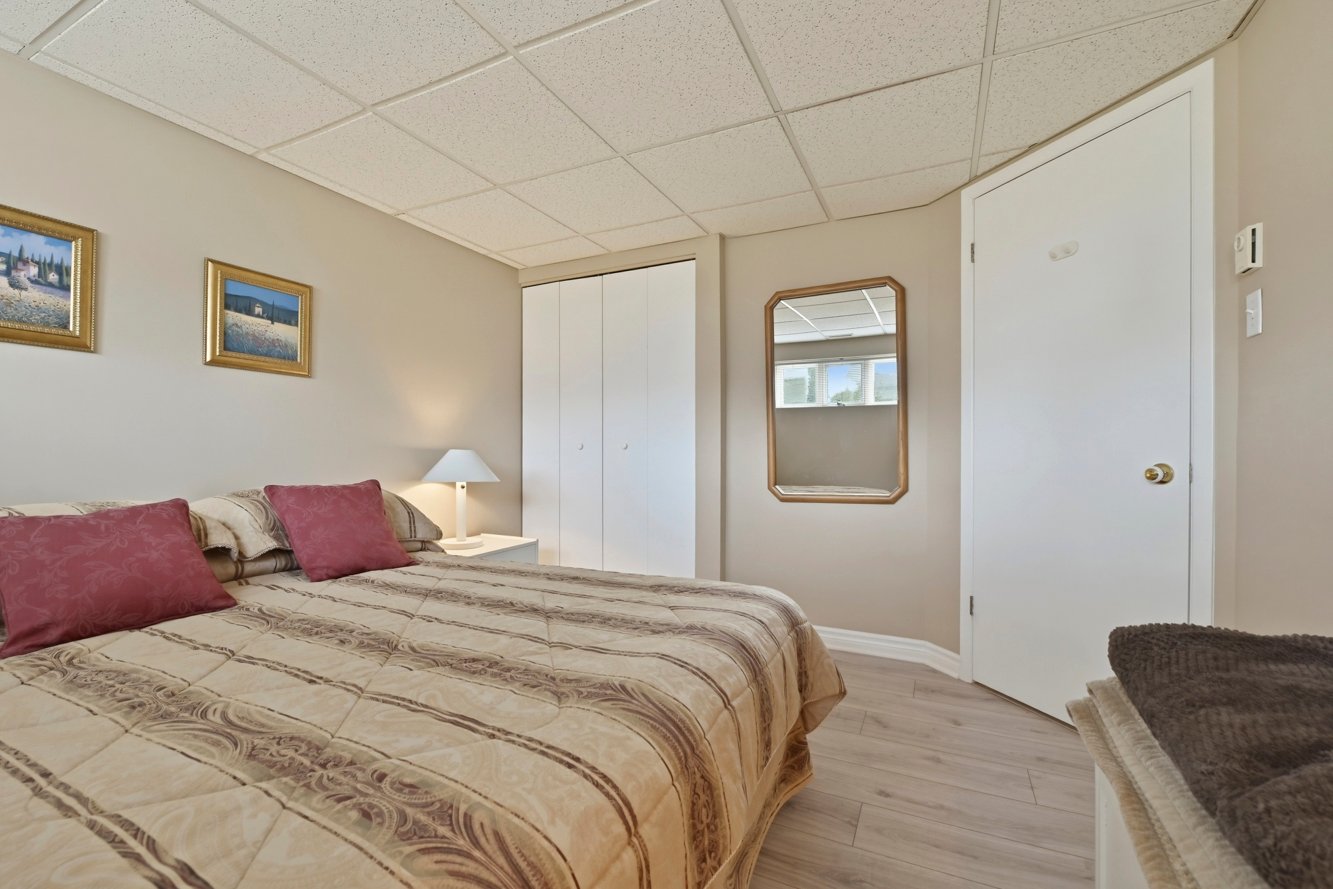 Avec garde-robe pour du rangement additionnel