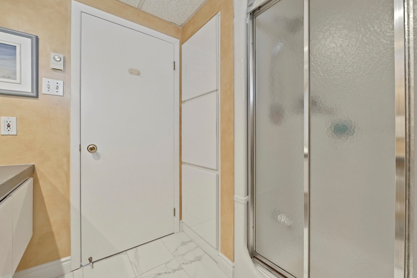 Douche en coin, rangement pratique