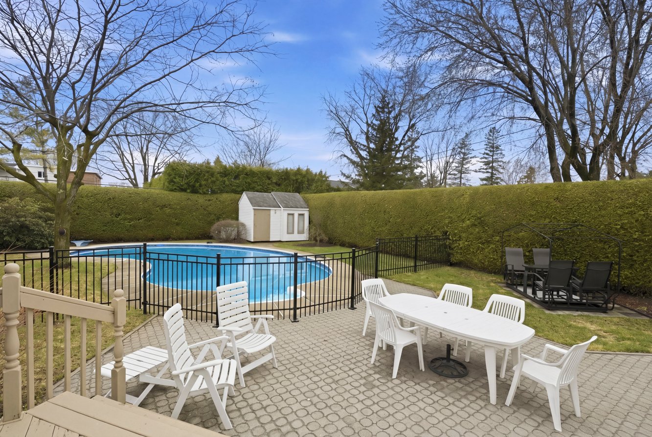 Zone en pavé uni, idéale pour recevoir l'été