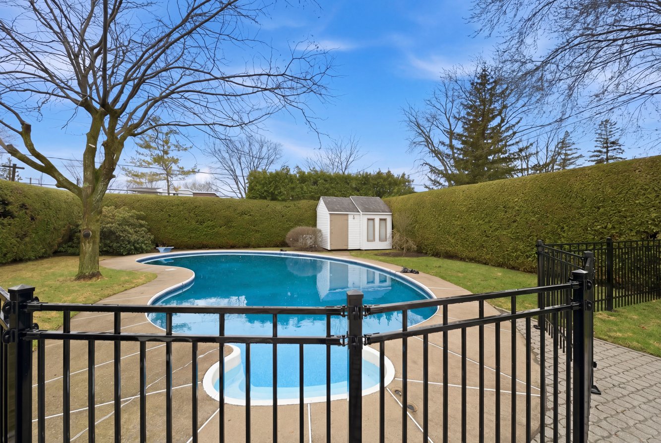 Espace piscine sécurisée, cabanon pour rangement