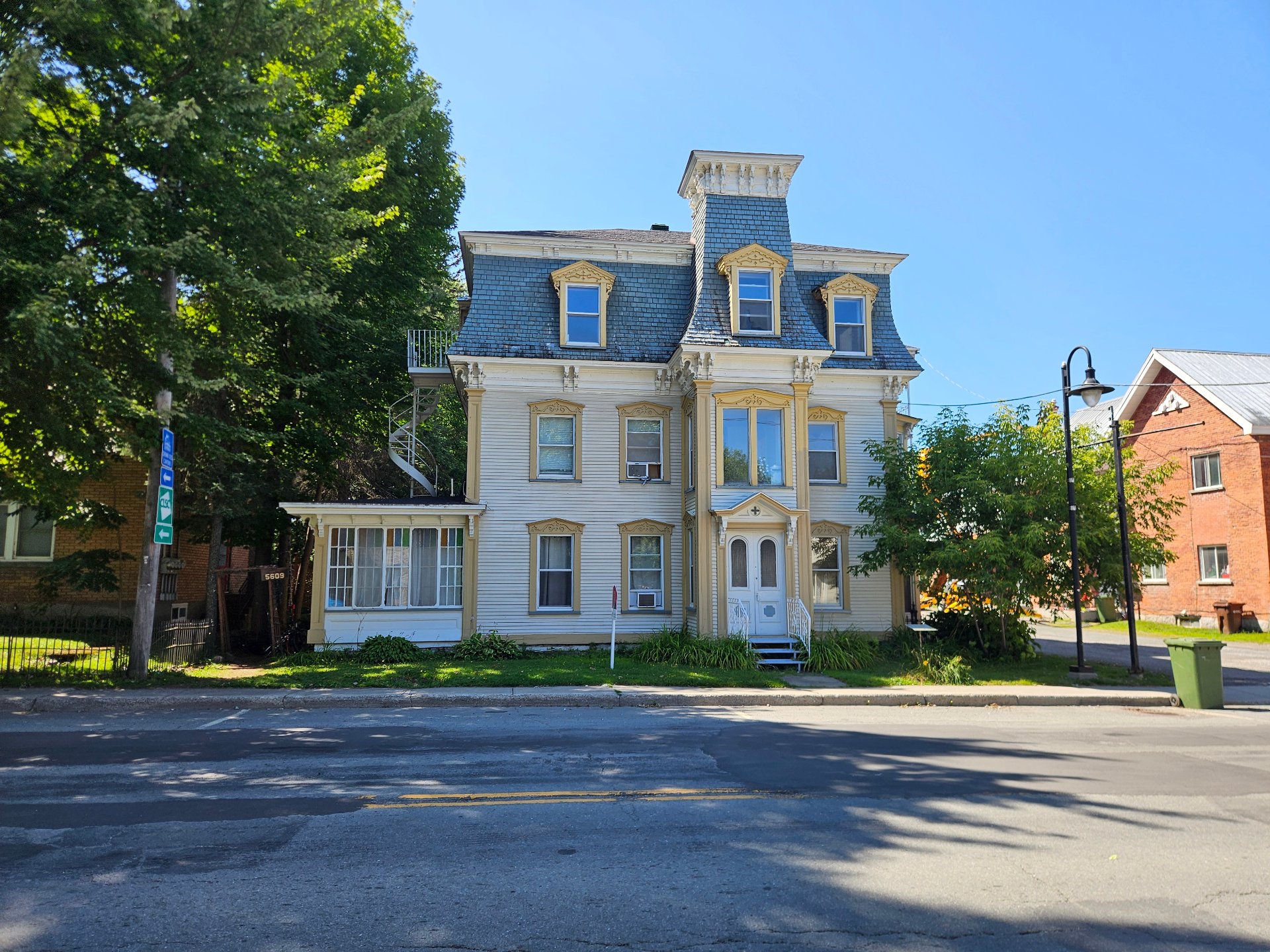 5609-5623, Rue Foster — photo 1