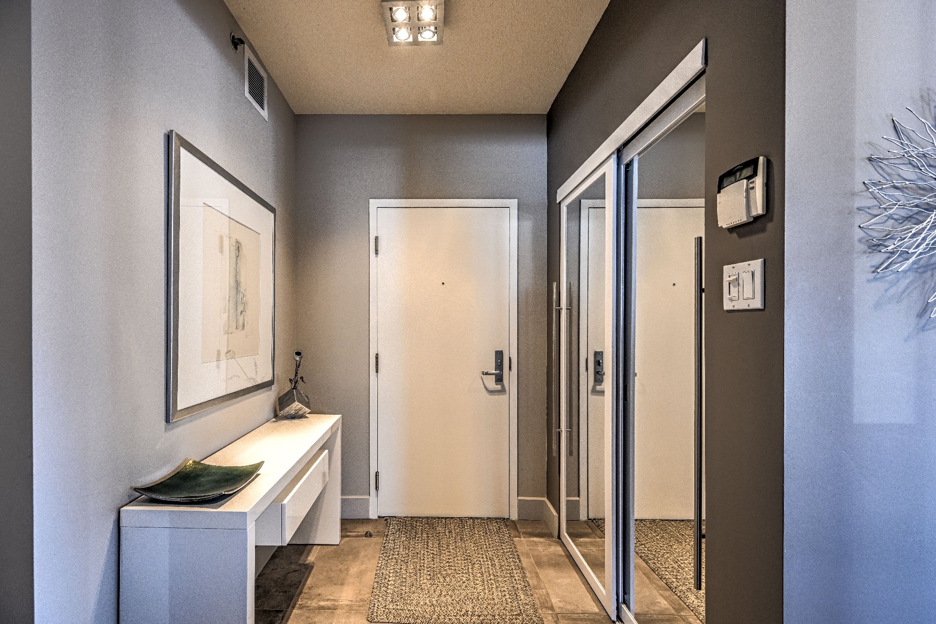Hall d'entrée spacieux du condo