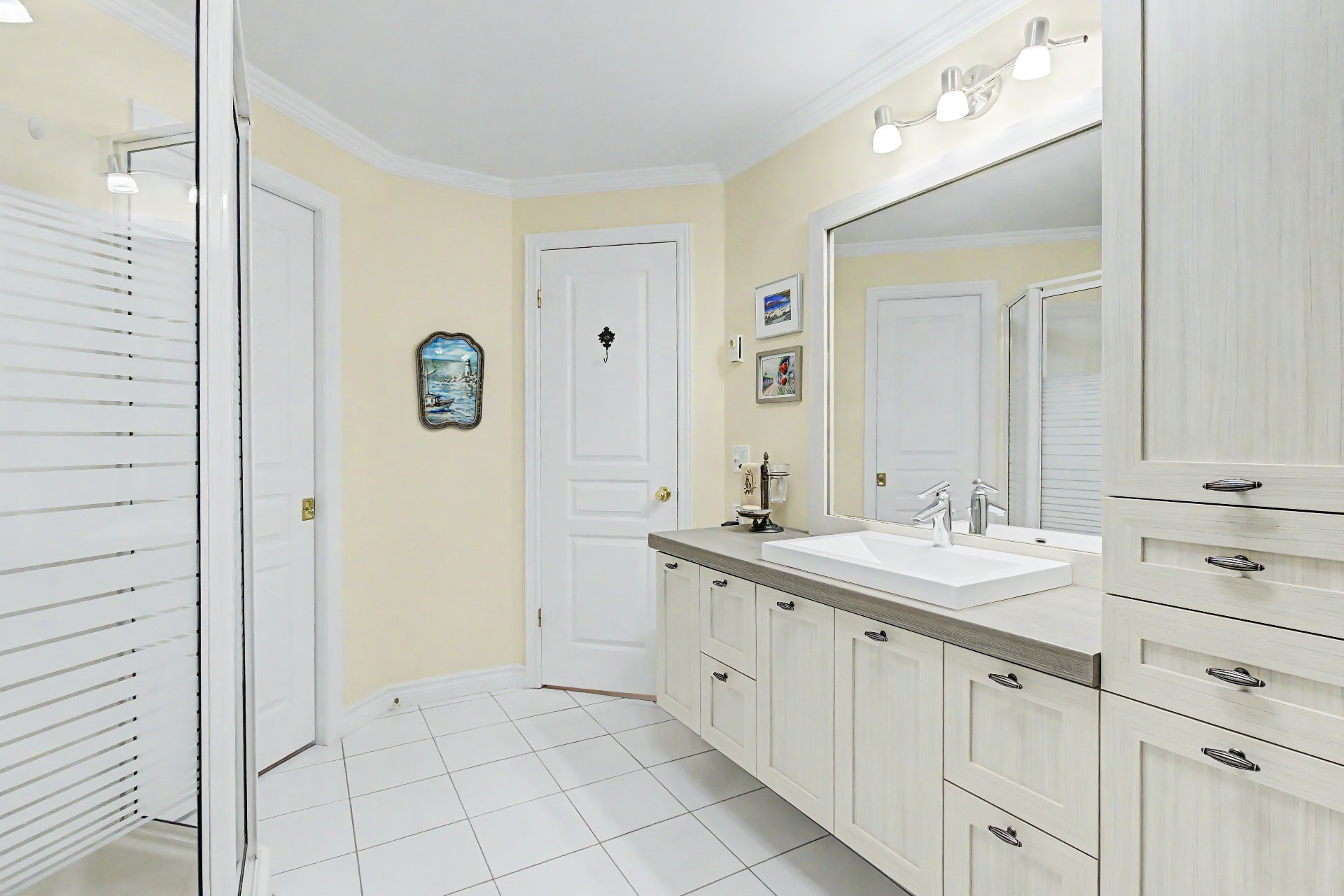 Ensuite bathroom