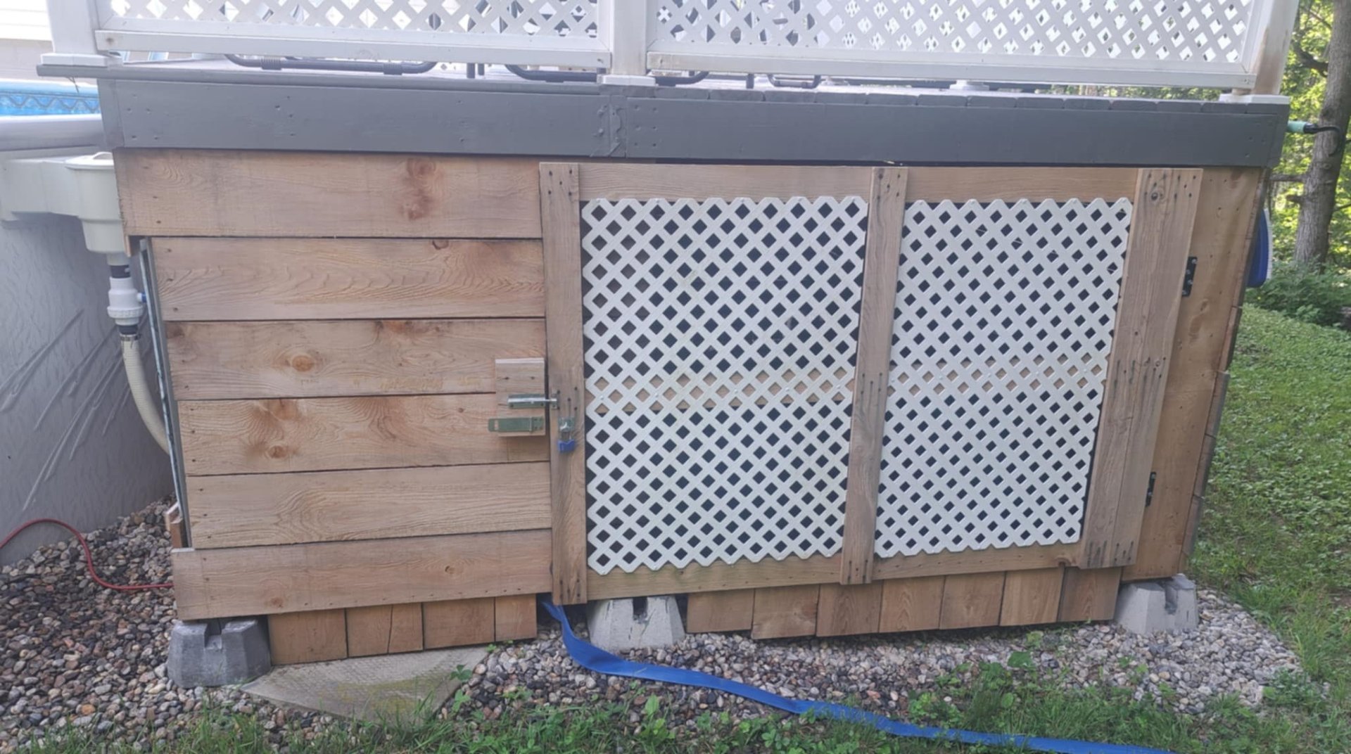 sous le deck de la piscine
