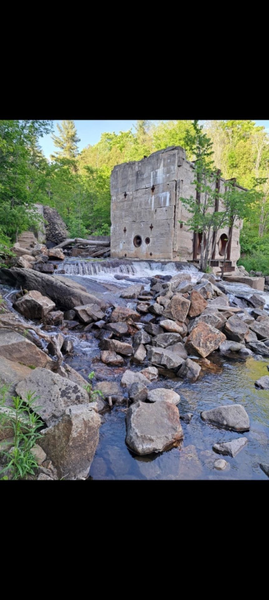 chutes à quelques pas autour sur la rivière