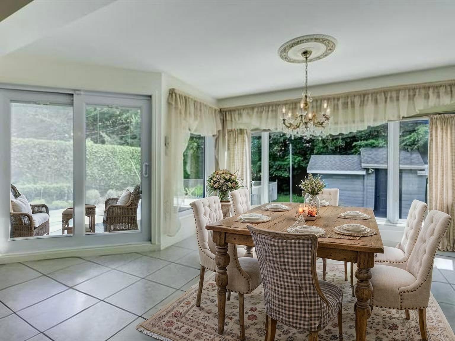 Salle à manger décorée virtuellement