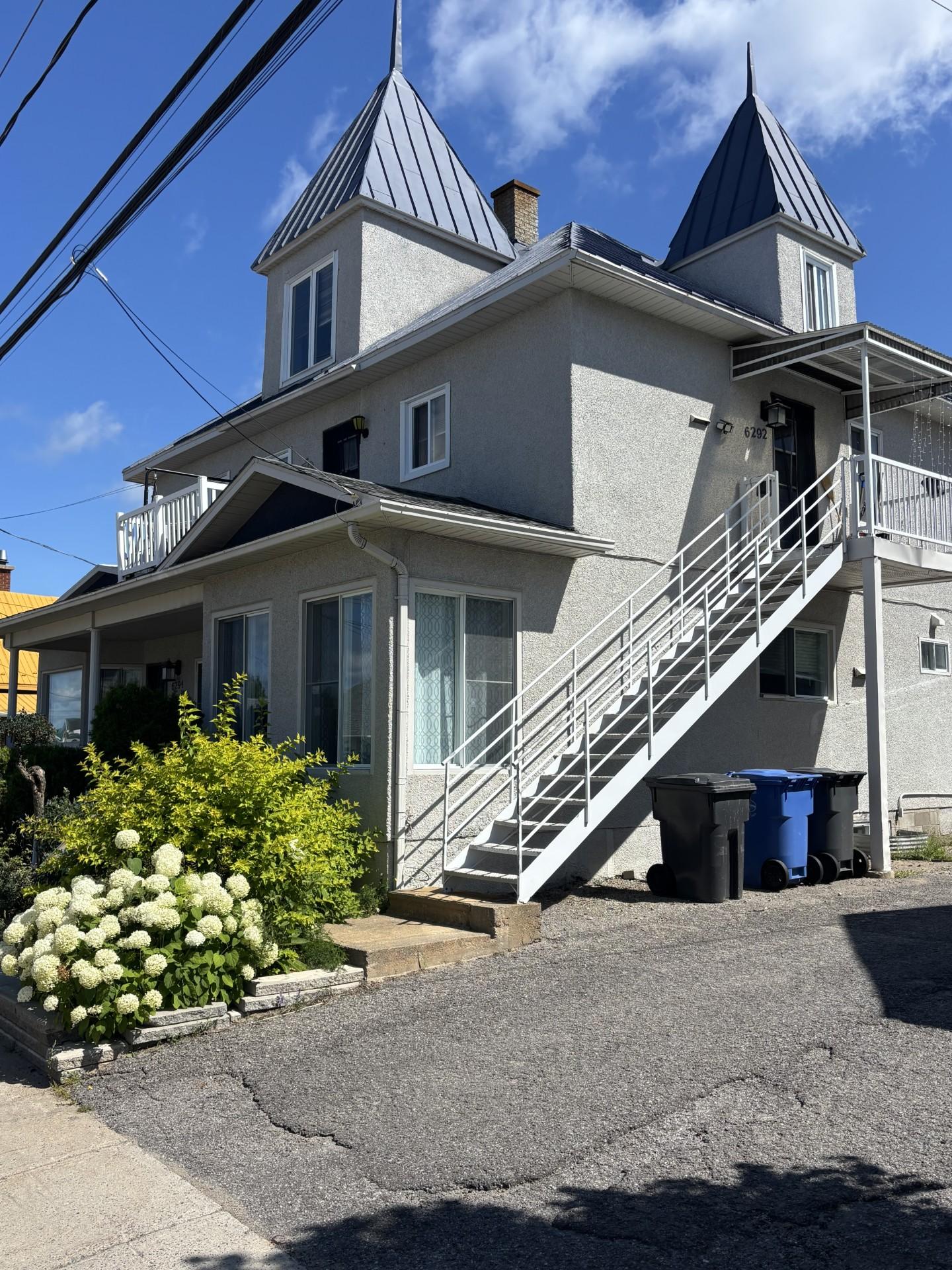 Vue de côté escalier du 2e étage