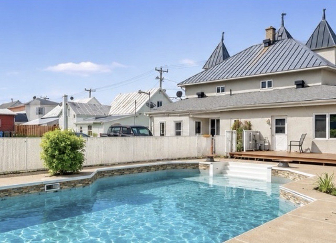 Piscine creusée et aménagement arrière