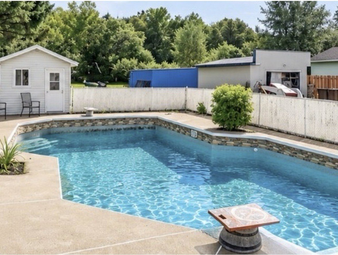 Piscine creusée et aménagement arrière