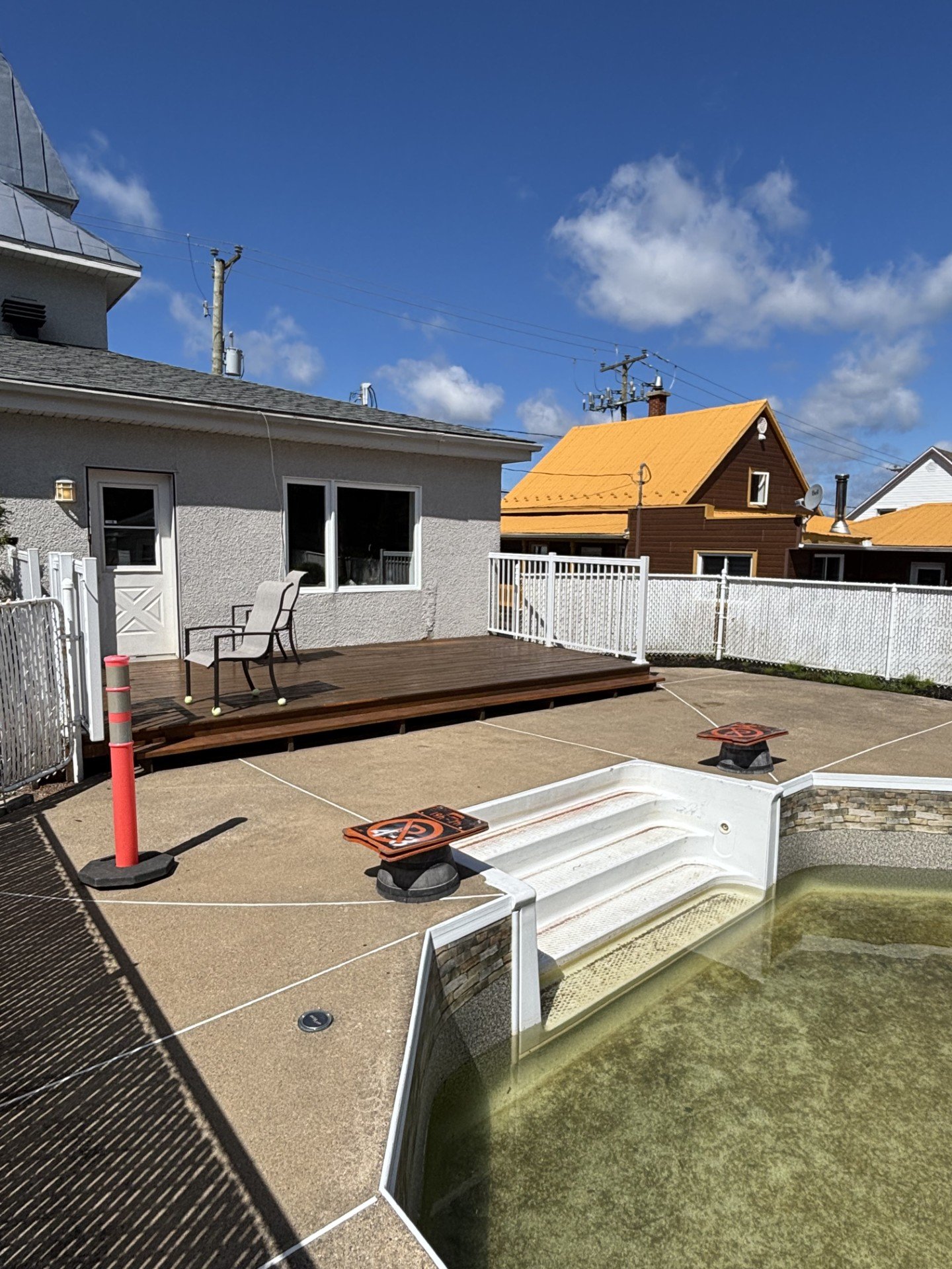 Patio arrière et piscine creusée