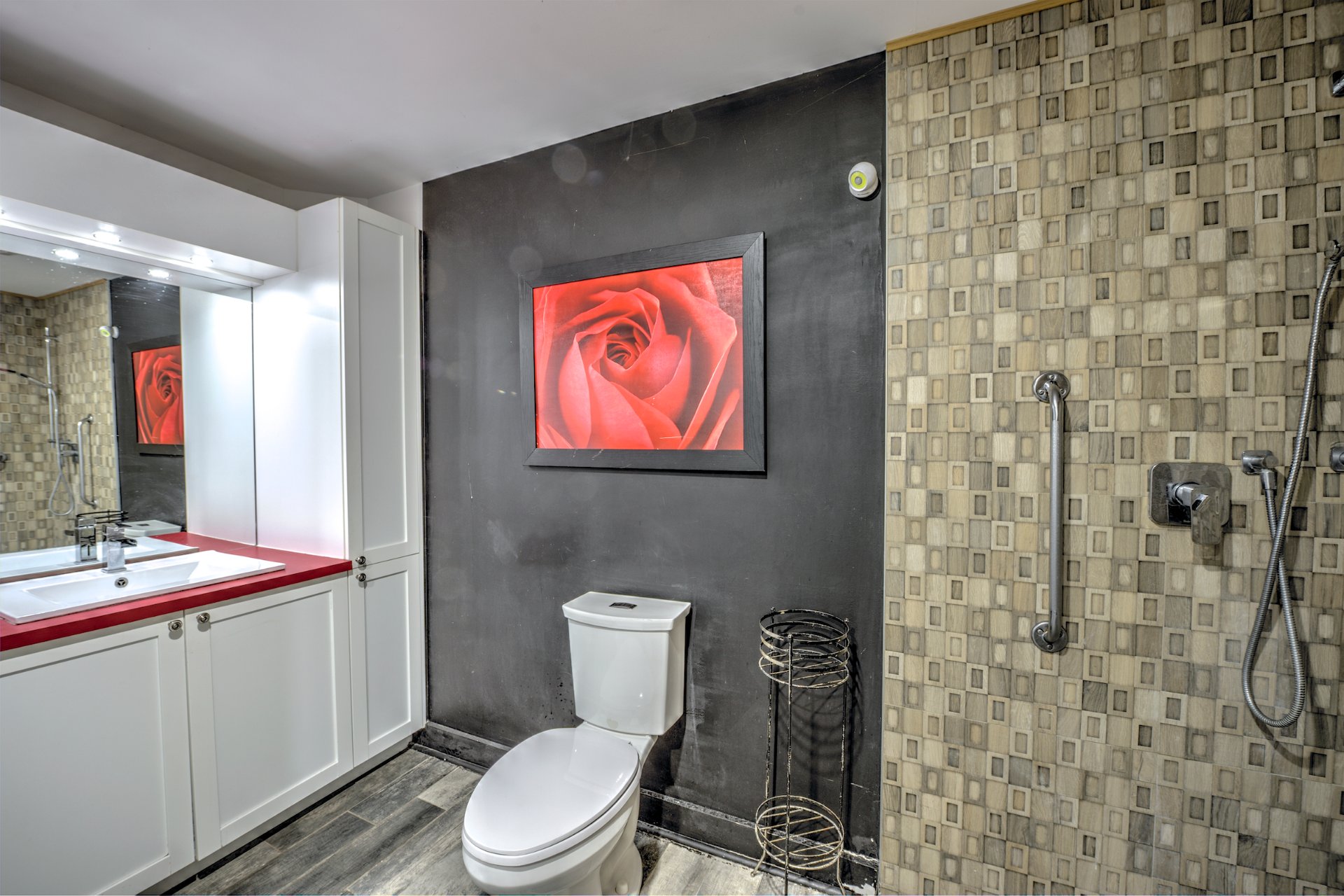 s-d-b adapté attenante à une chambre à couché