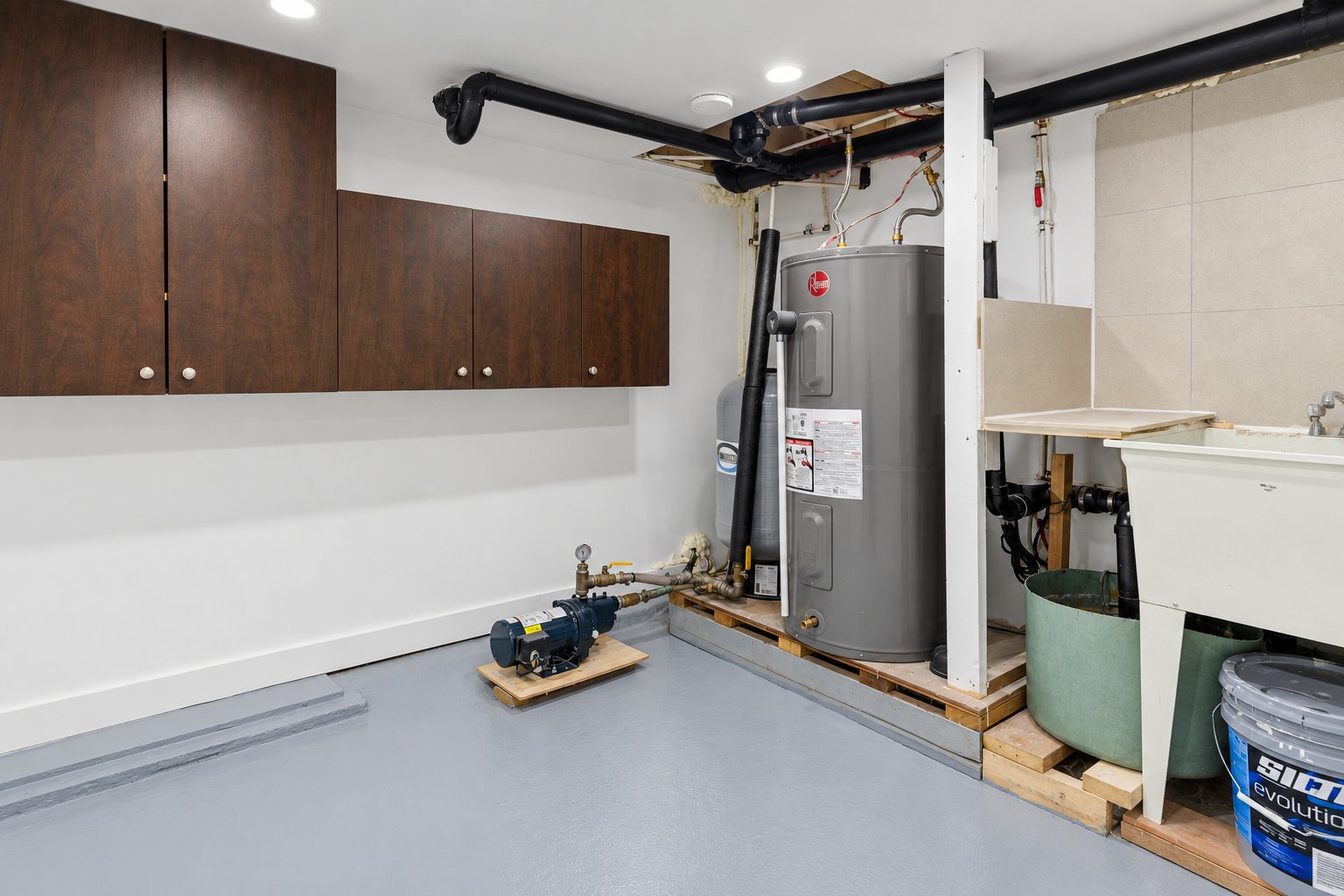 Salle mécanique avec lavabo service et rangement