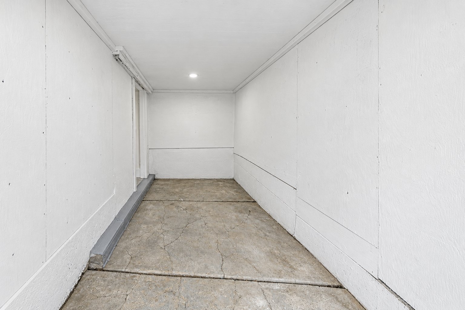 Rangement sous la galerie avant.