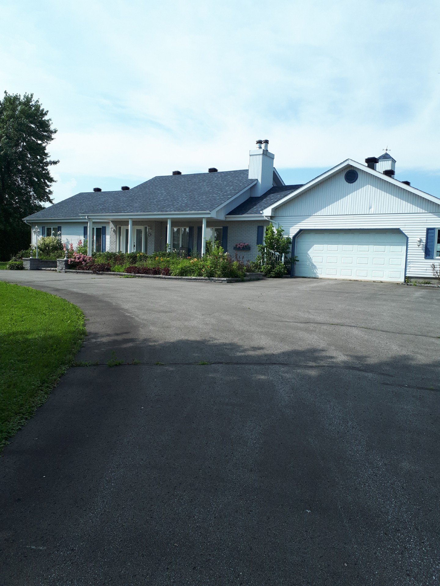 Photo d'été fournie par le vendeur.