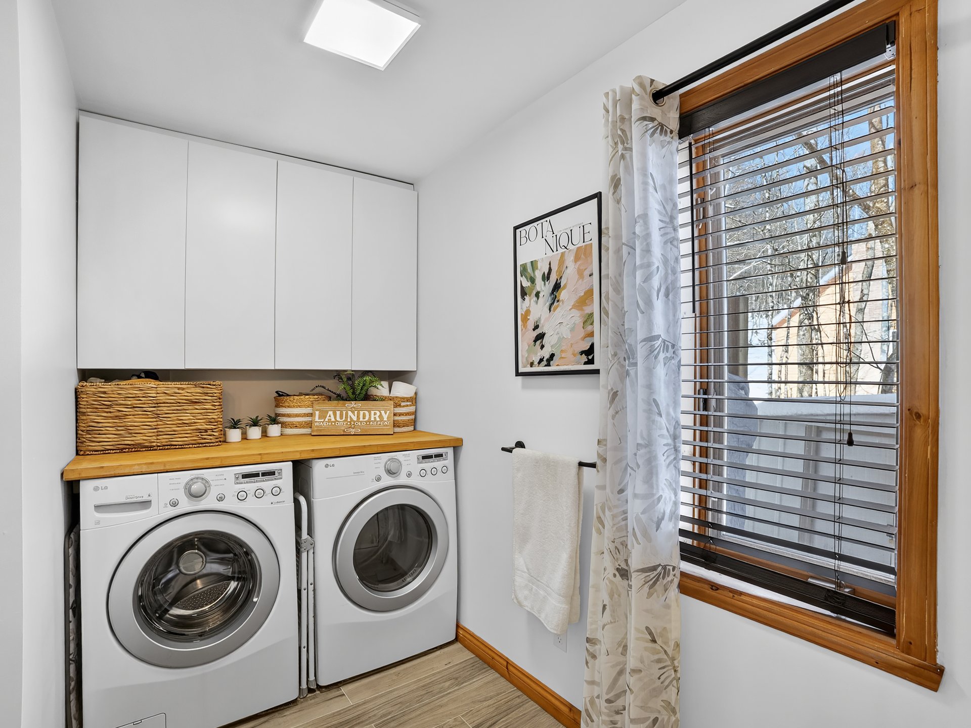 Laveuse-sécheuse dans la salle de bain au rdv.